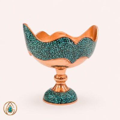 نمای زاویه‌دار کشکول فیروزه‌کوبی کد ۴۰۷ با بدنه فیروزه‌ای و مسی