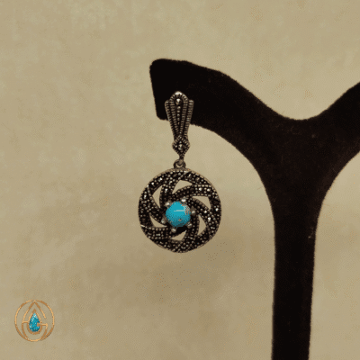 گوشواره نقره سیاه‌قلم با سنگ فیروزه نیشابور اصل و طراحی دایره‌ای خاص – کد ۲۸۵
