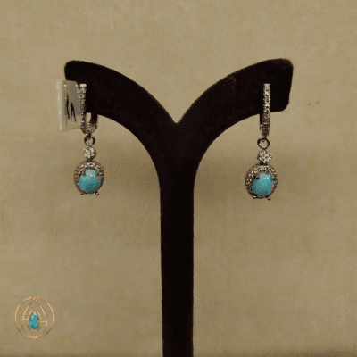 گوشواره نقره آویز فیروزه نیشابور با طراحی جواهری و نگین‌کاری ظریف – کد ۲۸۳