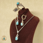 نمای روبه‌رو سرویس فیروزه زنانه اصل با نقره براق و فیروزه طبیعی