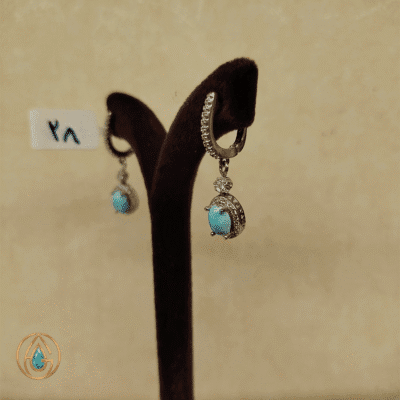 نمای جانبی گوشواره نقره فیروزه نیشابور آویز با قاب نگین‌دار و قفل عصایی – کد ۲۸۳