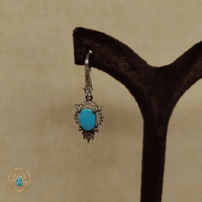 گوشواره نقره زنانه با سنگ فیروزه نیشابور تراش بیضی و نگین‌کاری ظریف – کد ۲۸۶
