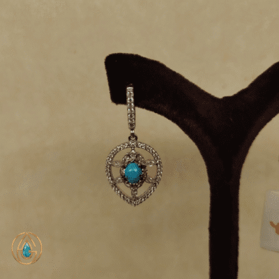 نمای نزدیک گوشواره نقره آویز با فیروزه نیشابور اصل و طراحی جواهری – کد ۲۸۷