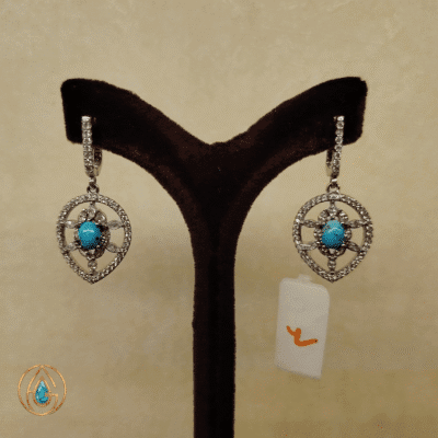 گوشواره نقره آویز فیروزه نیشابور با طراحی جواهری و قاب نگین‌کاری‌شده – کد ۲۸۷