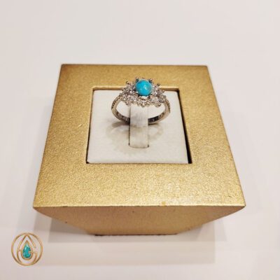 نمای روبه‌رو از انگشتر زنانه فیروزه با طراحی ظریف و خوشه‌ای کد 205