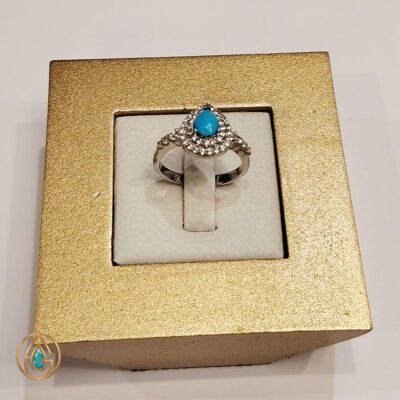 انگشتر زنانه فیروزه نیشابور مدل اشکی هاله‌دار کد 207 با نگین آبی طبیعی