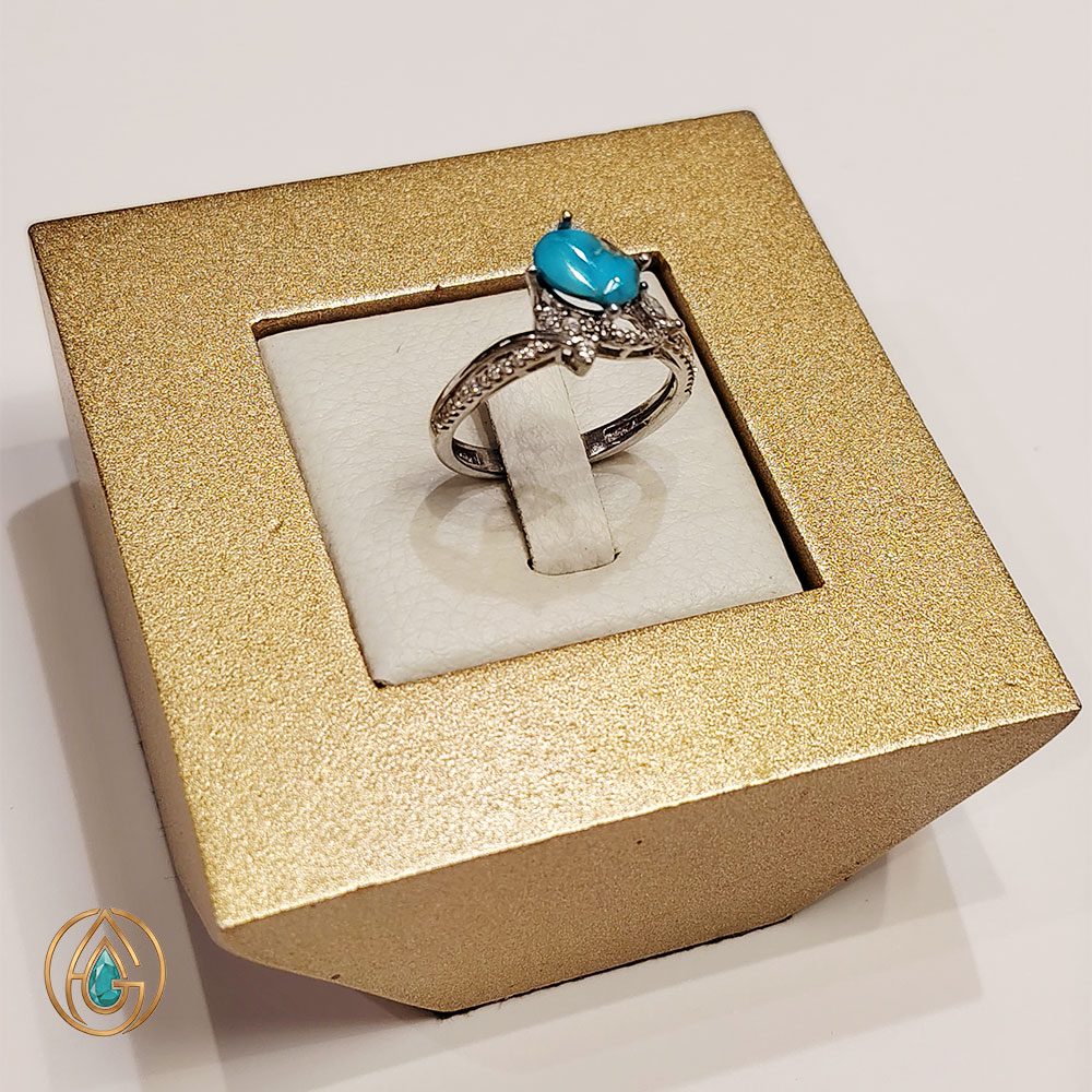 210-1-ring نمای نزدیک از نگین فیروزه طبیعی و رکاب نگیندار انگشتر کد 210